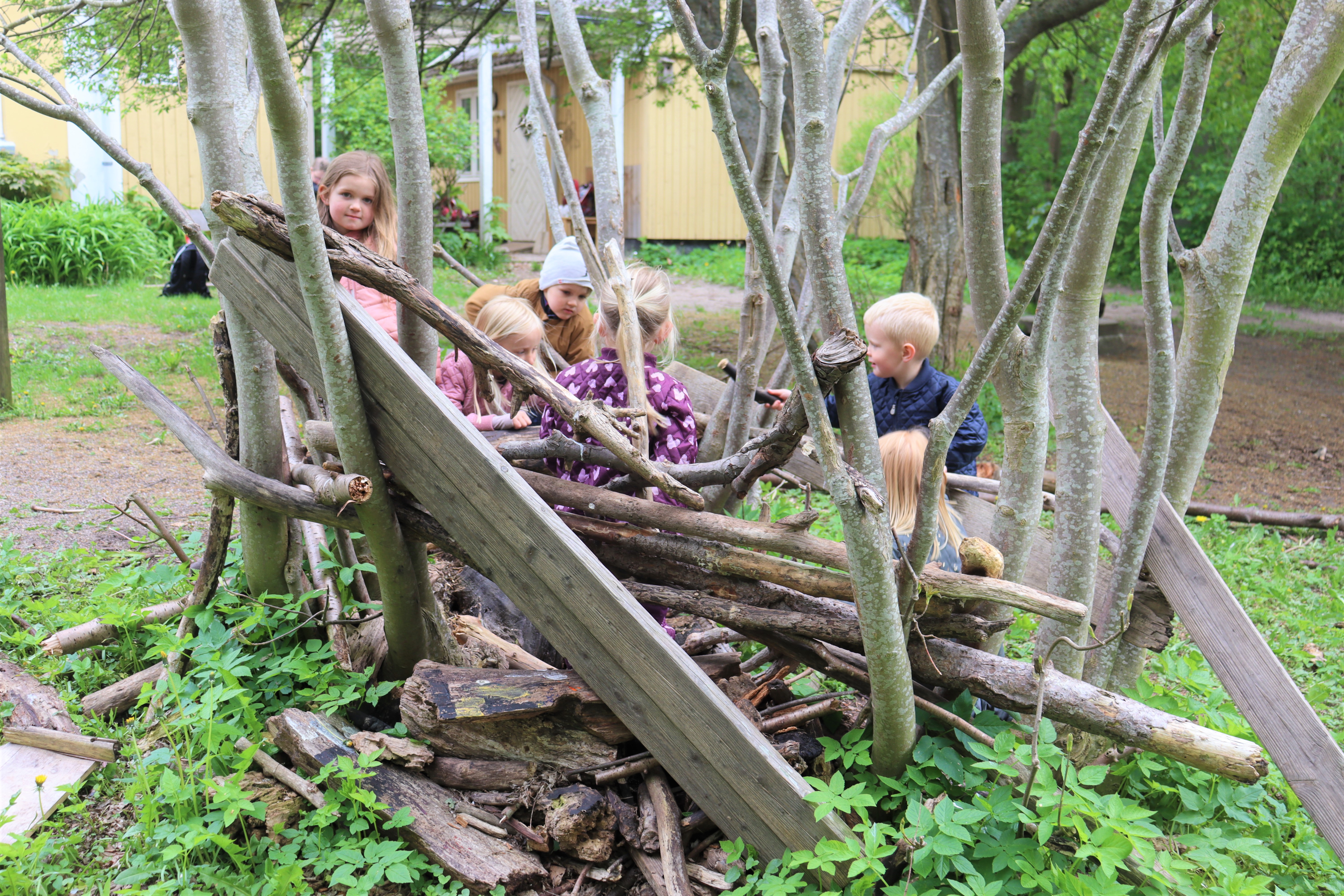 Børn bygger hule mellem træer